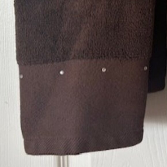 2 Kardashian Kollection Hand Towels - Picture 2 of 5